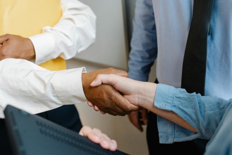 Régularisation par le travail : les avantages d’être accompagné